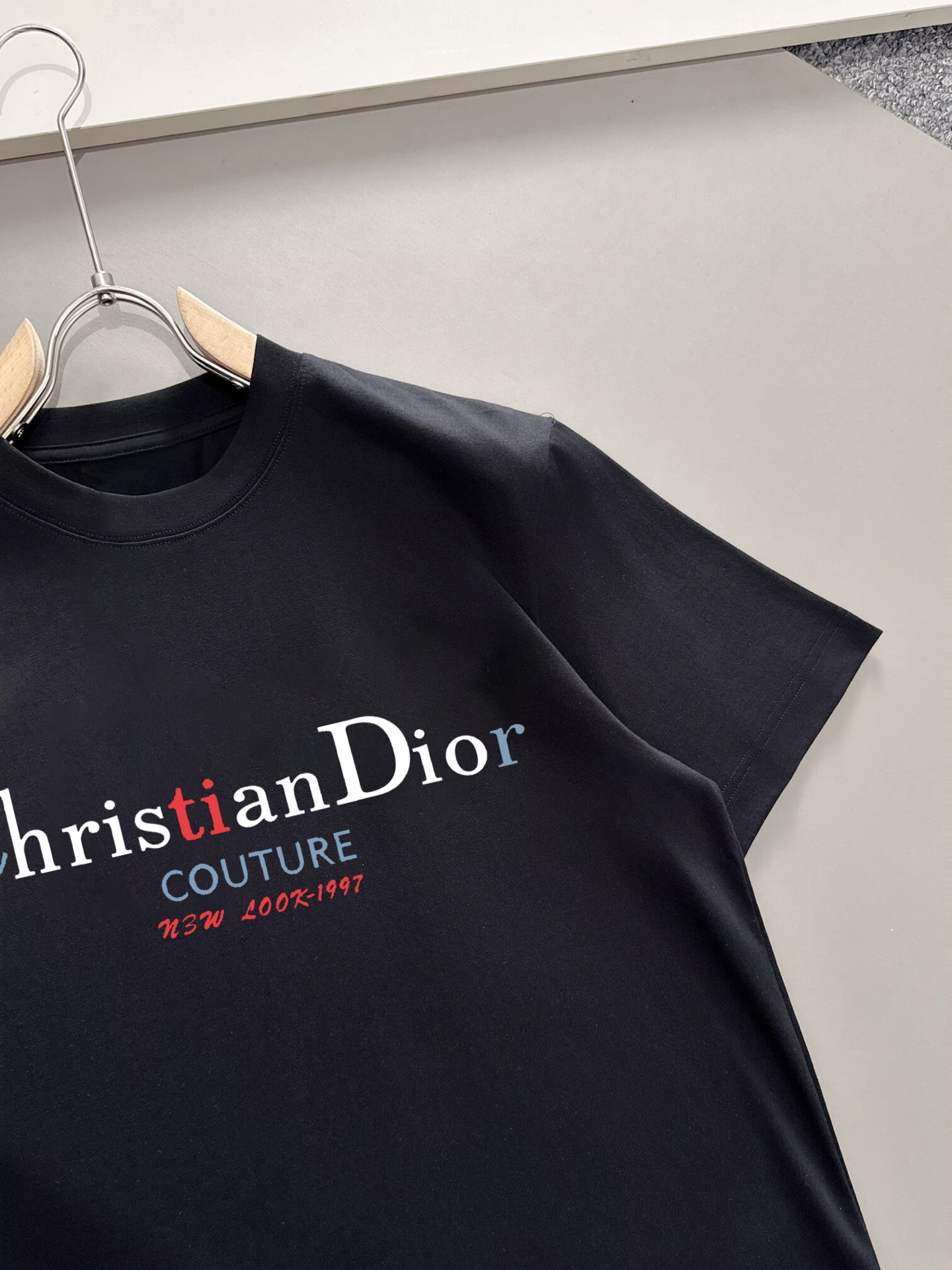 ￼ ￼ ￼ ￼ ￼ 迪奥 新款字母印花双层重工短袖T桖 字母图案不管是T桖还是卫衣都是每年的爆款单品 前