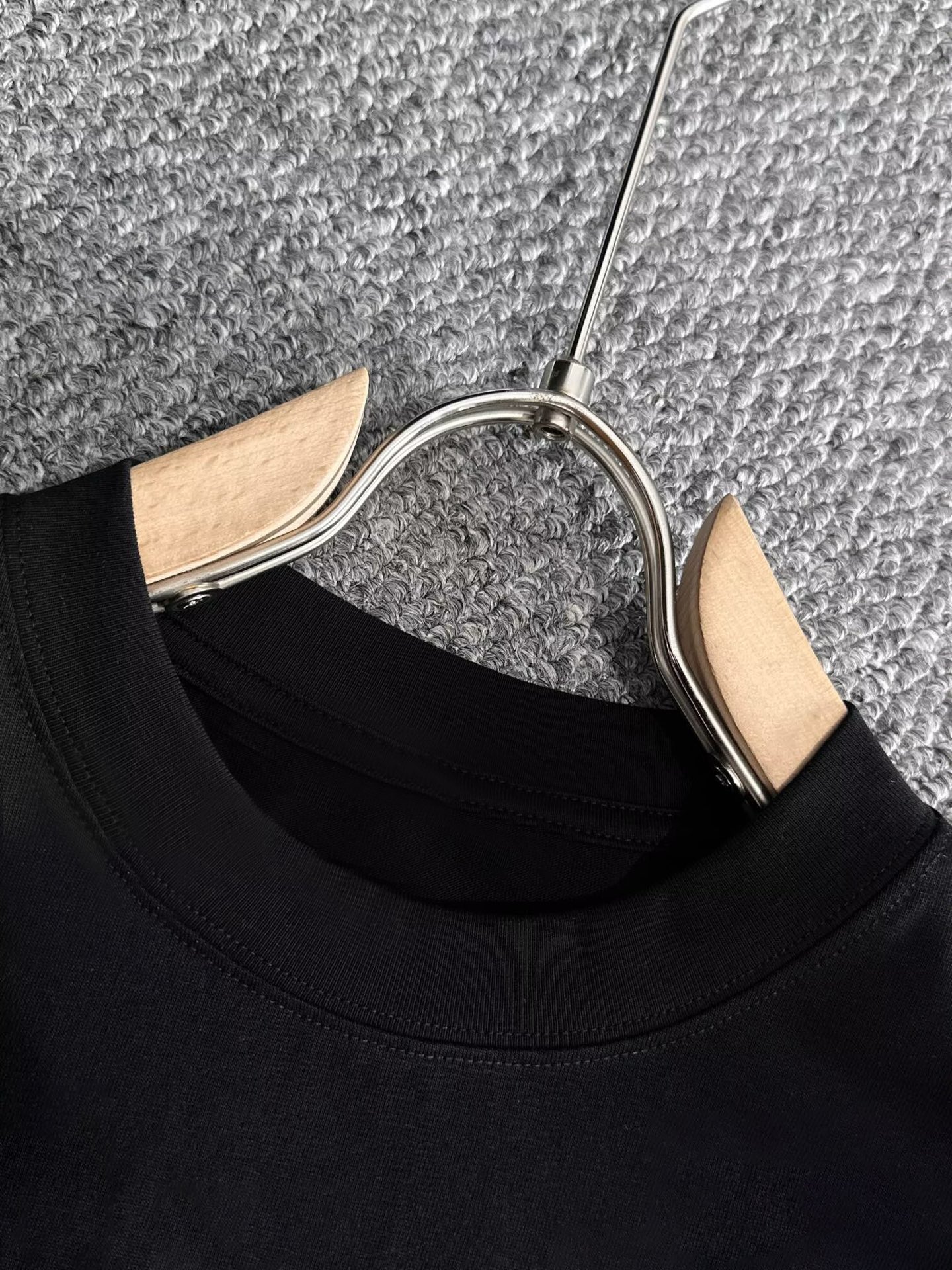 ￼ ￼ ￼ ￼ ￼ 迪奥 新款字母印花双层重工短袖T桖 字母图案不管是T桖还是卫衣都是每年的爆款单品 前