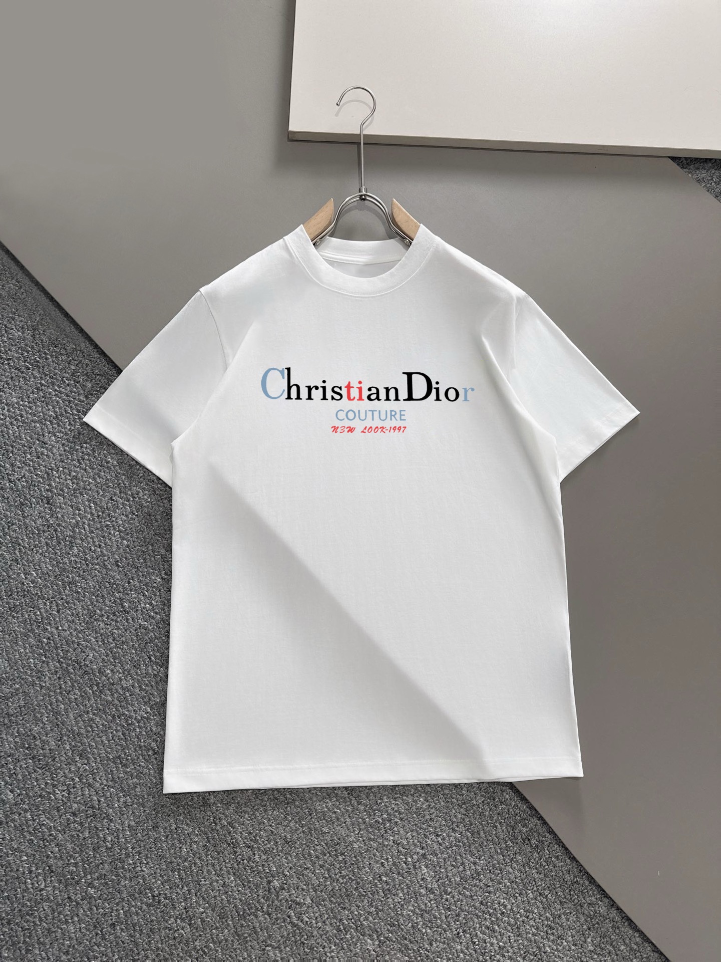￼ ￼ ￼ ￼ ￼ 迪奥 新款字母印花双层重工短袖T桖 字母图案不管是T桖还是卫衣都是每年的爆款单品 前