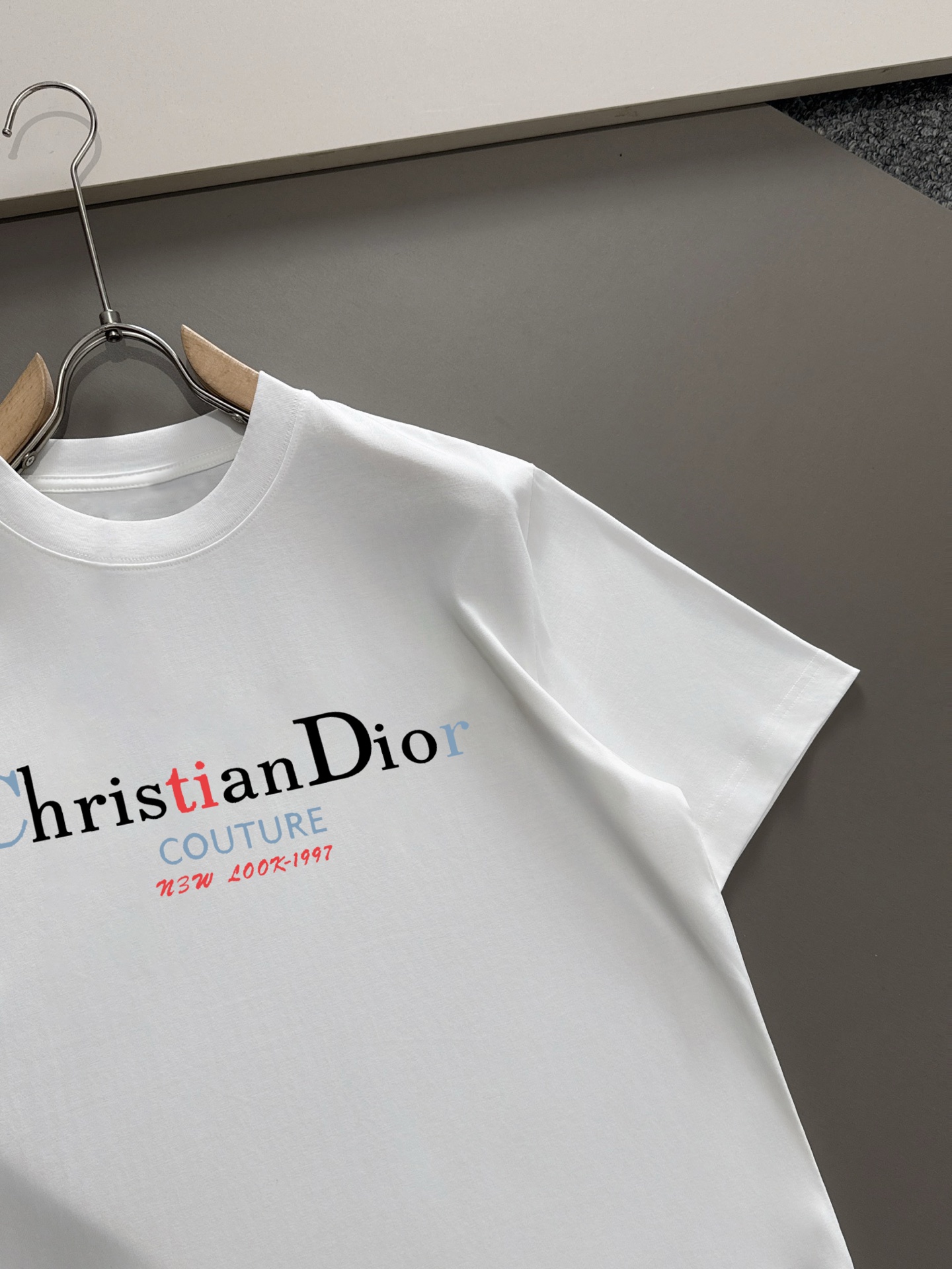 ￼ ￼ ￼ ￼ ￼ 迪奥 新款字母印花双层重工短袖T桖 字母图案不管是T桖还是卫衣都是每年的爆款单品 前