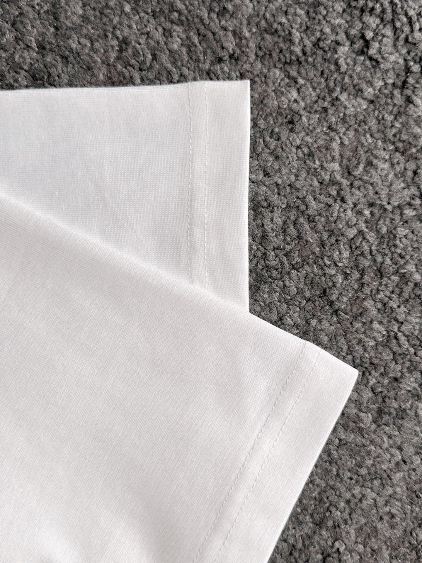 ￼ ￼ ￼ ￼ ￼ 迪奥 新款字母印花双层重工短袖T桖 字母图案不管是T桖还是卫衣都是每年的爆款单品 前