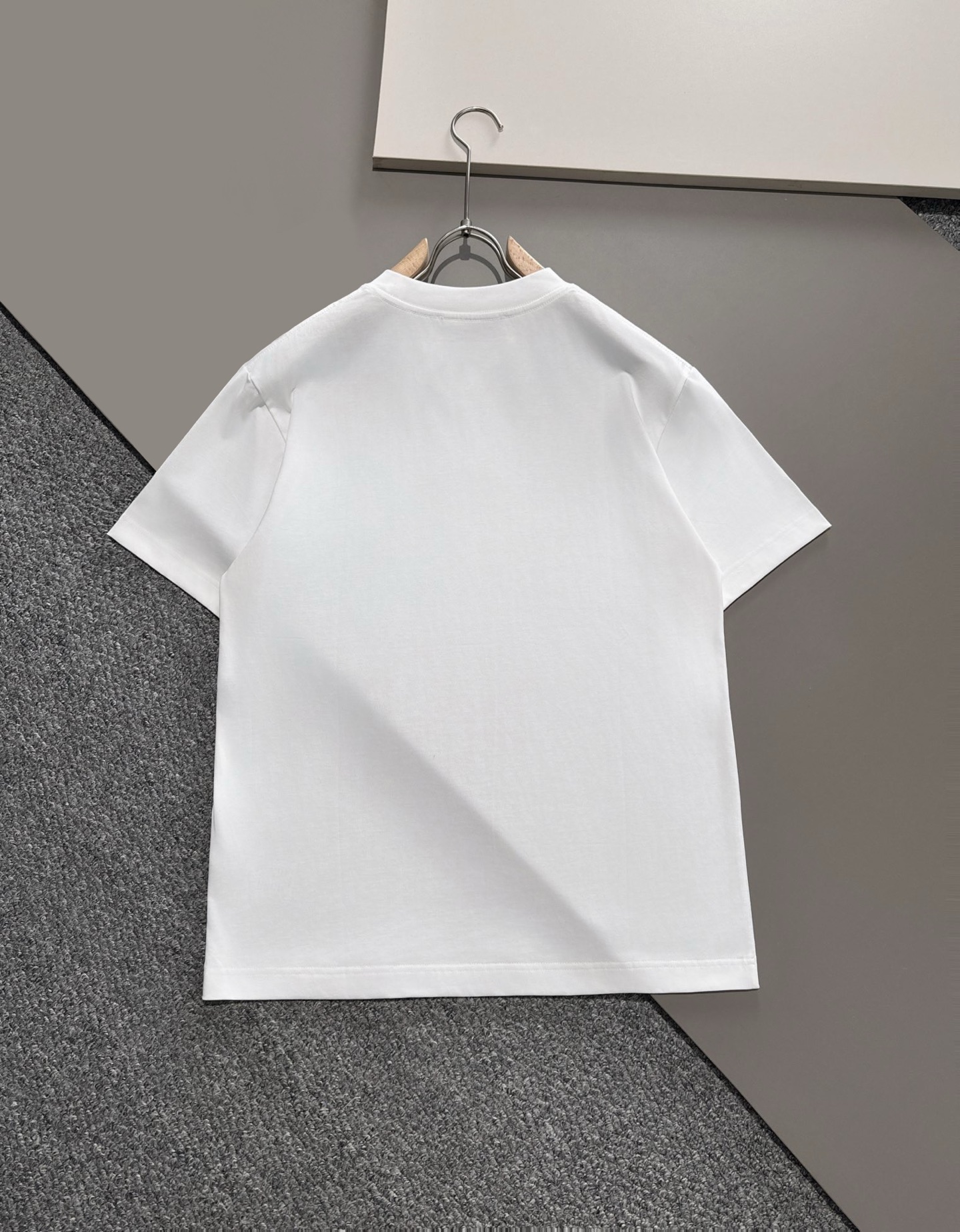 ￼ ￼ ￼ ￼ ￼ 迪奥 新款字母印花双层重工短袖T桖 字母图案不管是T桖还是卫衣都是每年的爆款单品 前