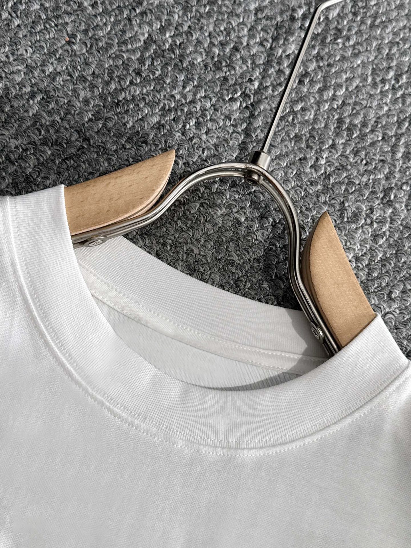 ￼ ￼ ￼ ￼ ￼ 迪奥 新款字母印花双层重工短袖T桖 字母图案不管是T桖还是卫衣都是每年的爆款单品 前