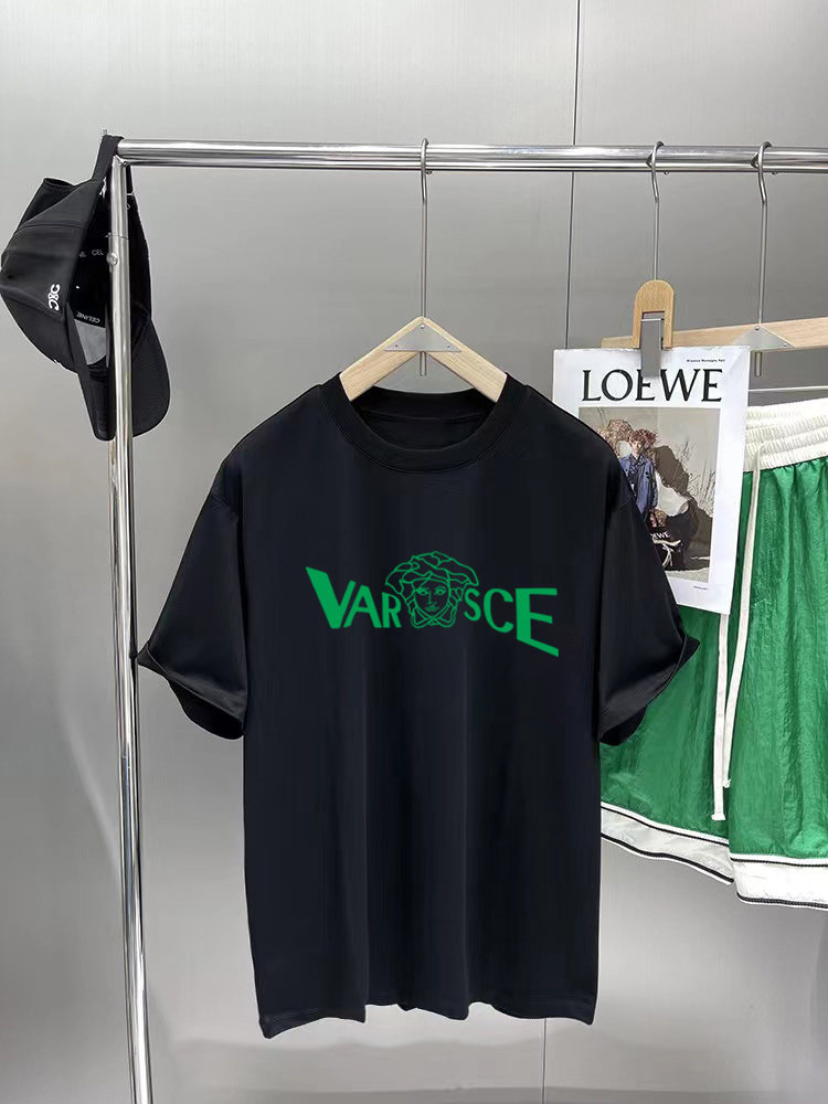 ￼ ￼ ￼ ￼ ￼ 范思哲 新款字母印花双层重工短袖T桖 字母图案不管是T桖还是卫衣都是每年的爆款单品 