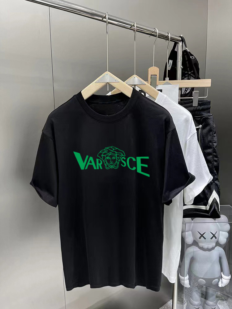 ￼ ￼ ￼ ￼ ￼ 范思哲 新款字母印花双层重工短袖T桖 字母图案不管是T桖还是卫衣都是每年的爆款单品 