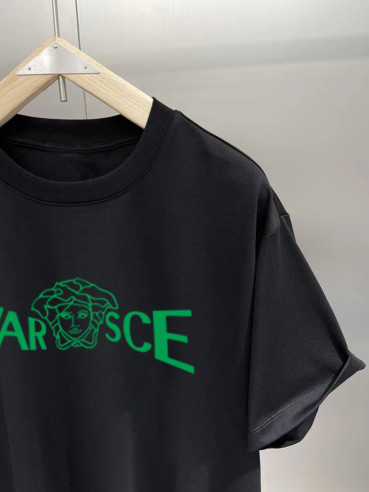 ￼ ￼ ￼ ￼ ￼ 范思哲 新款字母印花双层重工短袖T桖 字母图案不管是T桖还是卫衣都是每年的爆款单品 