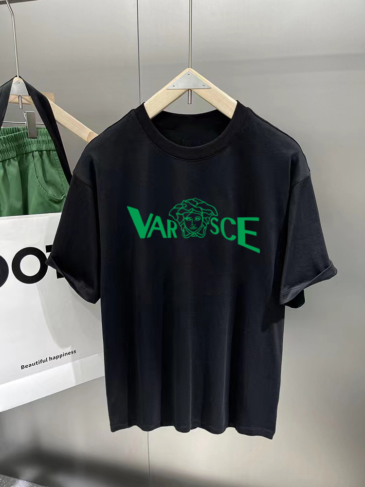 ￼ ￼ ￼ ￼ ￼ 范思哲 新款字母印花双层重工短袖T桖 字母图案不管是T桖还是卫衣都是每年的爆款单品 