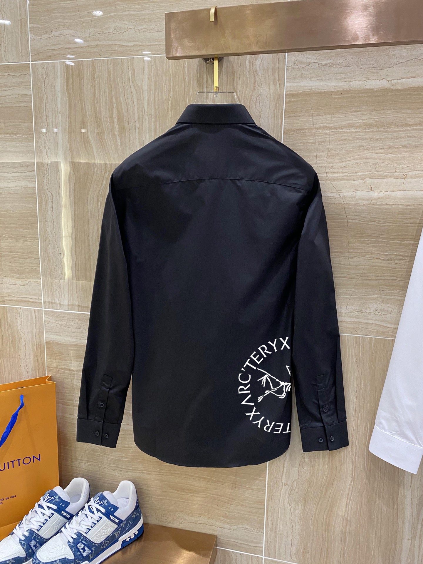 始祖鸟 最新款男士必备款衬衫，100%天然棉，舒服透气，原单狠货，原版面料，柔软舒适，上身高端又奢华，足