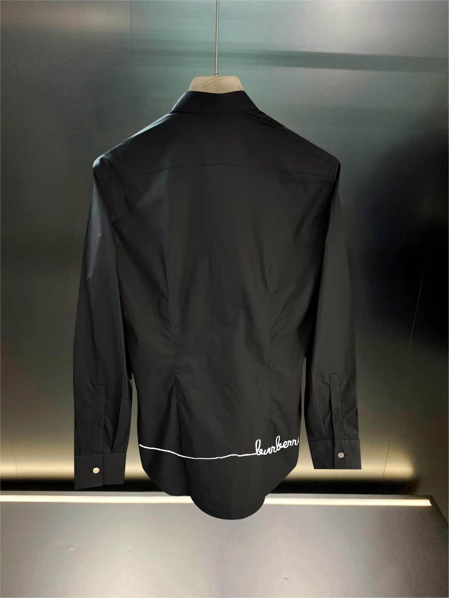 ￼ ￼ ￼ ￼ 巴宝莉 专柜最新款男士必备款长袖衬衫，100%天然棉，舒服透气，原单狠货，原版面料，柔软