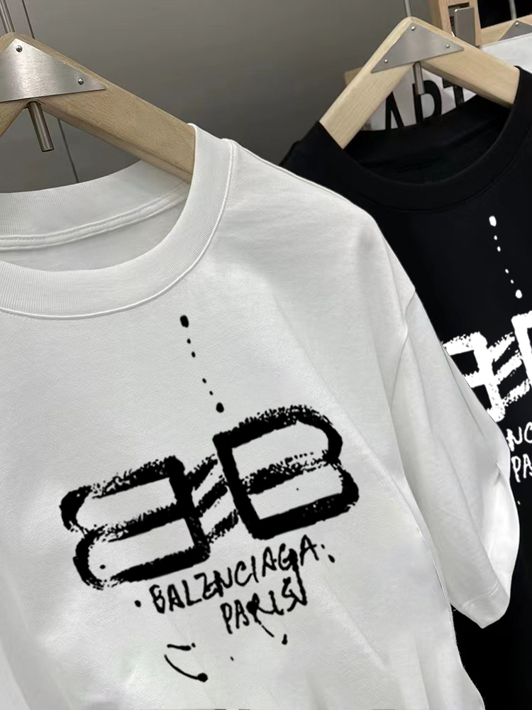 ￼ ￼ ￼ ￼ ￼ ￼ ￼ ￼ ￼￼ 巴黎世家 新款字母印花双层重工短袖T桖 字母图案不管是T桖还是卫衣