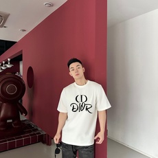 迪奥 新款字母印花双层重工短袖T桖 字母图案不管是T桖还是卫衣都是每年的爆款单品 前幅大面积印花采 迪奥 新款字母印花双层重工短袖T桖 字母图案不管是T桖还是卫衣都是每年的爆款单品 前幅大面积印花采