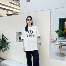 迪奥 新款字母印花双层重工短袖T桖 字母图案不管是T桖还是卫衣都是每年的爆款单品 前幅大面积印花采 迪奥 新款字母印花双层重工短袖T桖 字母图案不管是T桖还是卫衣都是每年的爆款单品 前幅大面积印花采