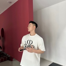 迪奥 新款字母印花双层重工短袖T桖 字母图案不管是T桖还是卫衣都是每年的爆款单品 前幅大面积印花采 迪奥 新款字母印花双层重工短袖T桖 字母图案不管是T桖还是卫衣都是每年的爆款单品 前幅大面积印花采