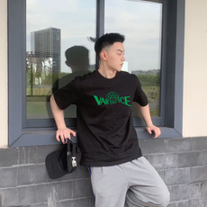 范思哲 新款字母印花双层重工短袖T桖 字母图案不管是T桖还是卫衣都是每年的爆款单品 前幅大面积印花 范思哲 新款字母印花双层重工短袖T桖 字母图案不管是T桖还是卫衣都是每年的爆款单品 前幅大面积印花