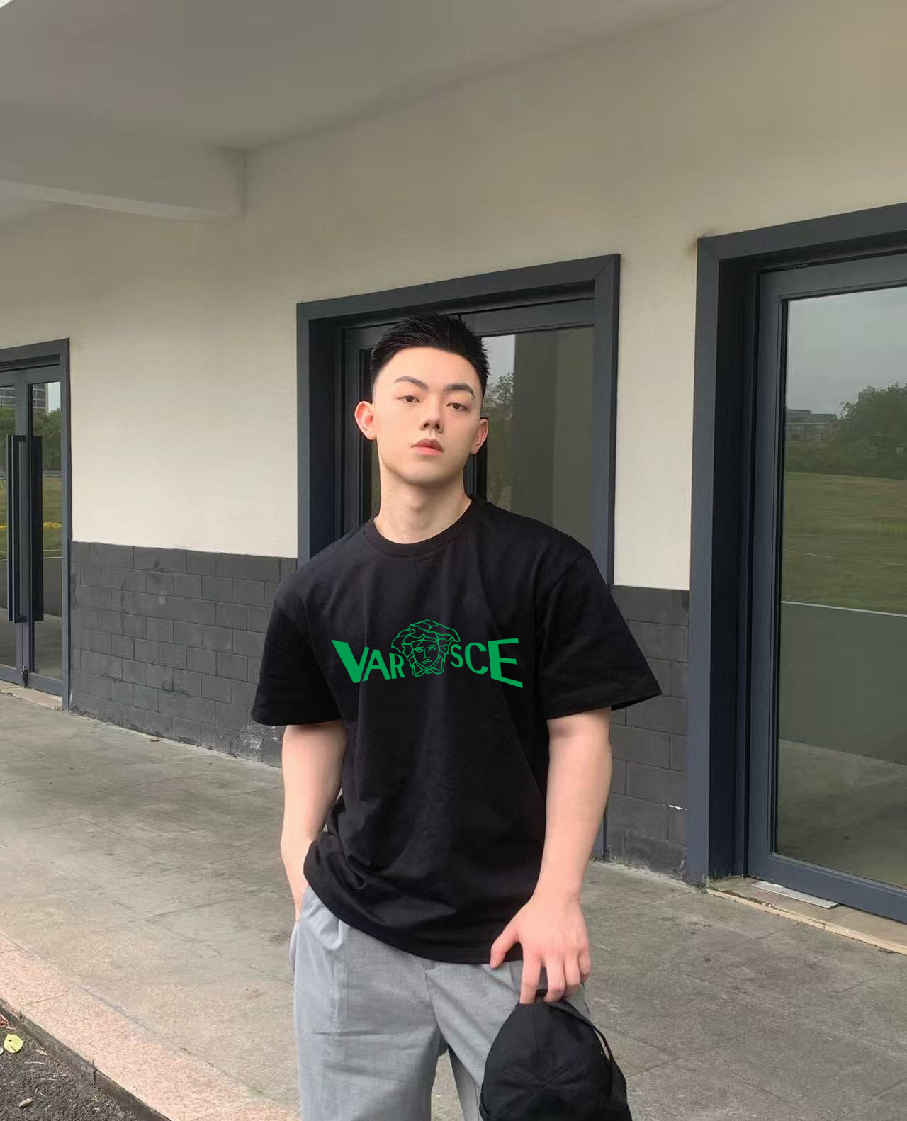 范思哲  新款字母印花双层重工短袖T桖  字母图案不管是T桖还是卫衣都是每年的爆款单品  前幅大面积印花