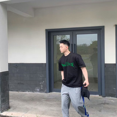 范思哲 新款字母印花双层重工短袖T桖 字母图案不管是T桖还是卫衣都是每年的爆款单品 前幅大面积印花 范思哲 新款字母印花双层重工短袖T桖 字母图案不管是T桖还是卫衣都是每年的爆款单品 前幅大面积印花