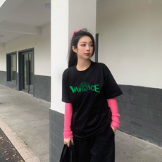 范思哲 新款字母印花双层重工短袖T桖 字母图案不管是T桖还是卫衣都是每年的爆款单品 前幅大面积印花 范思哲 新款字母印花双层重工短袖T桖 字母图案不管是T桖还是卫衣都是每年的爆款单品 前幅大面积印花