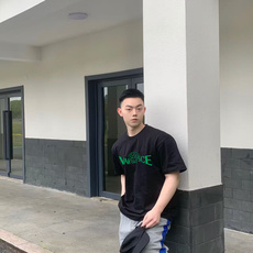 范思哲 新款字母印花双层重工短袖T桖 字母图案不管是T桖还是卫衣都是每年的爆款单品 前幅大面积印花 范思哲 新款字母印花双层重工短袖T桖 字母图案不管是T桖还是卫衣都是每年的爆款单品 前幅大面积印花