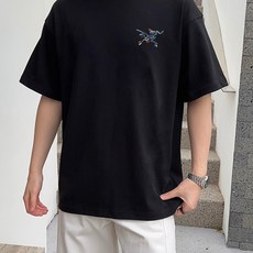 始祖鸟 新款字母印花双层重工短袖T桖 字母图案不管是T桖还是卫衣都是每年的爆款单品 前幅大面积印花 始祖鸟 新款字母印花双层重工短袖T桖 字母图案不管是T桖还是卫衣都是每年的爆款单品 前幅大面积印花