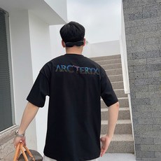 始祖鸟 新款字母印花双层重工短袖T桖 字母图案不管是T桖还是卫衣都是每年的爆款单品 前幅大面积印花 始祖鸟 新款字母印花双层重工短袖T桖 字母图案不管是T桖还是卫衣都是每年的爆款单品 前幅大面积印花