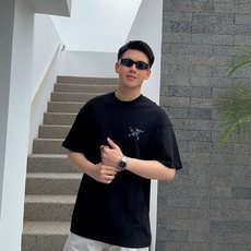 始祖鸟 新款字母印花双层重工短袖T桖 字母图案不管是T桖还是卫衣都是每年的爆款单品 前幅大面积印花 始祖鸟 新款字母印花双层重工短袖T桖 字母图案不管是T桖还是卫衣都是每年的爆款单品 前幅大面积印花