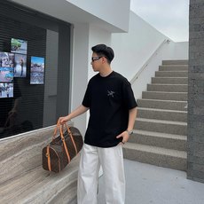 始祖鸟 新款字母印花双层重工短袖T桖 字母图案不管是T桖还是卫衣都是每年的爆款单品 前幅大面积印花 始祖鸟 新款字母印花双层重工短袖T桖 字母图案不管是T桖还是卫衣都是每年的爆款单品 前幅大面积印花