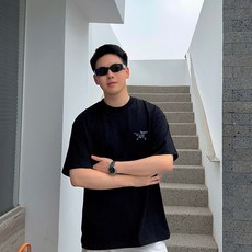 始祖鸟 新款字母印花双层重工短袖T桖 字母图案不管是T桖还是卫衣都是每年的爆款单品 前幅大面积印花 始祖鸟 新款字母印花双层重工短袖T桖 字母图案不管是T桖还是卫衣都是每年的爆款单品 前幅大面积印花