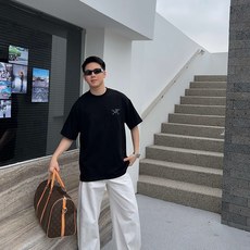 始祖鸟 新款字母印花双层重工短袖T桖 字母图案不管是T桖还是卫衣都是每年的爆款单品 前幅大面积印花 始祖鸟 新款字母印花双层重工短袖T桖 字母图案不管是T桖还是卫衣都是每年的爆款单品 前幅大面积印花