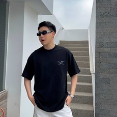 始祖鸟 新款字母印花双层重工短袖T桖 字母图案不管是T桖还是卫衣都是每年的爆款单品 前幅大面积印花 始祖鸟 新款字母印花双层重工短袖T桖 字母图案不管是T桖还是卫衣都是每年的爆款单品 前幅大面积印花
