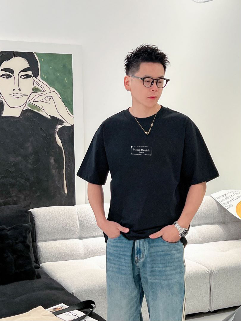 马吉拉  新款字母印花双层重工短袖T桖  字母图案不管是T桖还是卫衣都是每年的爆款单品  前幅大面积印花