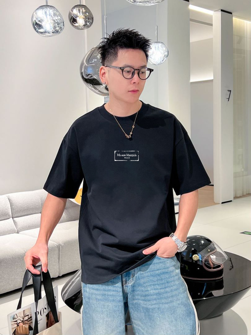 马吉拉  新款字母印花双层重工短袖T桖  字母图案不管是T桖还是卫衣都是每年的爆款单品  前幅大面积印花