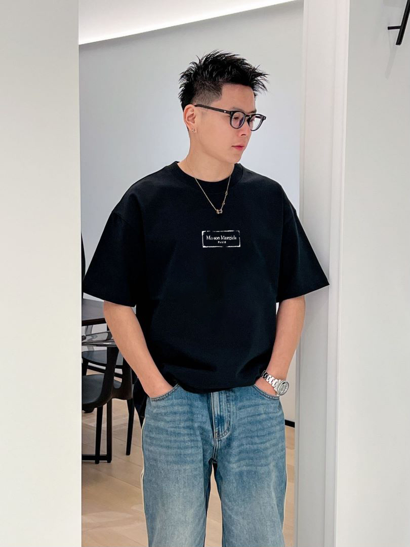 马吉拉  新款字母印花双层重工短袖T桖  字母图案不管是T桖还是卫衣都是每年的爆款单品  前幅大面积印花