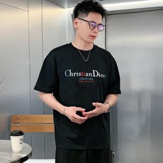 迪奥 新款字母印花双层重工短袖T桖 字母图案不管是T桖还是卫衣都是每年的爆款单品 前幅大面积印花采 迪奥 新款字母印花双层重工短袖T桖 字母图案不管是T桖还是卫衣都是每年的爆款单品 前幅大面积印花采