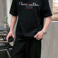 迪奥 新款字母印花双层重工短袖T桖 字母图案不管是T桖还是卫衣都是每年的爆款单品 前幅大面积印花采 迪奥 新款字母印花双层重工短袖T桖 字母图案不管是T桖还是卫衣都是每年的爆款单品 前幅大面积印花采