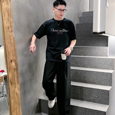 迪奥 新款字母印花双层重工短袖T桖 字母图案不管是T桖还是卫衣都是每年的爆款单品 前幅大面积印花采 迪奥 新款字母印花双层重工短袖T桖 字母图案不管是T桖还是卫衣都是每年的爆款单品 前幅大面积印花采