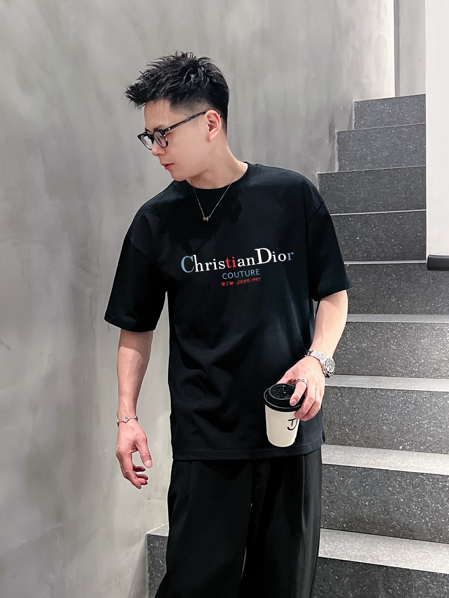 迪奥  新款字母印花双层重工短袖T桖  字母图案不管是T桖还是卫衣都是每年的爆款单品  前幅大面积印花采