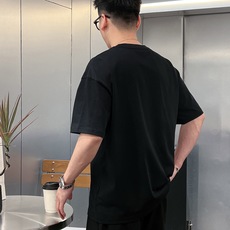 迪奥 新款字母印花双层重工短袖T桖 字母图案不管是T桖还是卫衣都是每年的爆款单品 前幅大面积印花采 迪奥 新款字母印花双层重工短袖T桖 字母图案不管是T桖还是卫衣都是每年的爆款单品 前幅大面积印花采