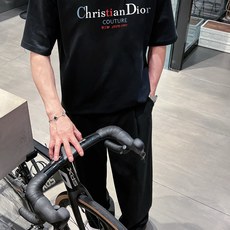 迪奥 新款字母印花双层重工短袖T桖 字母图案不管是T桖还是卫衣都是每年的爆款单品 前幅大面积印花采 迪奥 新款字母印花双层重工短袖T桖 字母图案不管是T桖还是卫衣都是每年的爆款单品 前幅大面积印花采