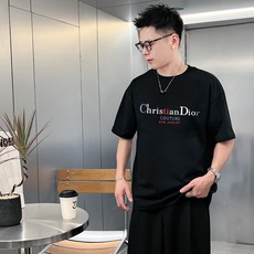 迪奥 新款字母印花双层重工短袖T桖 字母图案不管是T桖还是卫衣都是每年的爆款单品 前幅大面积印花采 迪奥 新款字母印花双层重工短袖T桖 字母图案不管是T桖还是卫衣都是每年的爆款单品 前幅大面积印花采