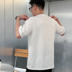 迪奥 新款字母印花双层重工短袖T桖 字母图案不管是T桖还是卫衣都是每年的爆款单品 前幅大面积印花采 迪奥 新款字母印花双层重工短袖T桖 字母图案不管是T桖还是卫衣都是每年的爆款单品 前幅大面积印花采