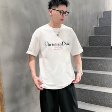 迪奥 新款字母印花双层重工短袖T桖 字母图案不管是T桖还是卫衣都是每年的爆款单品 前幅大面积印花采 迪奥 新款字母印花双层重工短袖T桖 字母图案不管是T桖还是卫衣都是每年的爆款单品 前幅大面积印花采