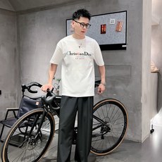 迪奥 新款字母印花双层重工短袖T桖 字母图案不管是T桖还是卫衣都是每年的爆款单品 前幅大面积印花采 迪奥 新款字母印花双层重工短袖T桖 字母图案不管是T桖还是卫衣都是每年的爆款单品 前幅大面积印花采