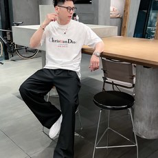 迪奥 新款字母印花双层重工短袖T桖 字母图案不管是T桖还是卫衣都是每年的爆款单品 前幅大面积印花采 迪奥 新款字母印花双层重工短袖T桖 字母图案不管是T桖还是卫衣都是每年的爆款单品 前幅大面积印花采