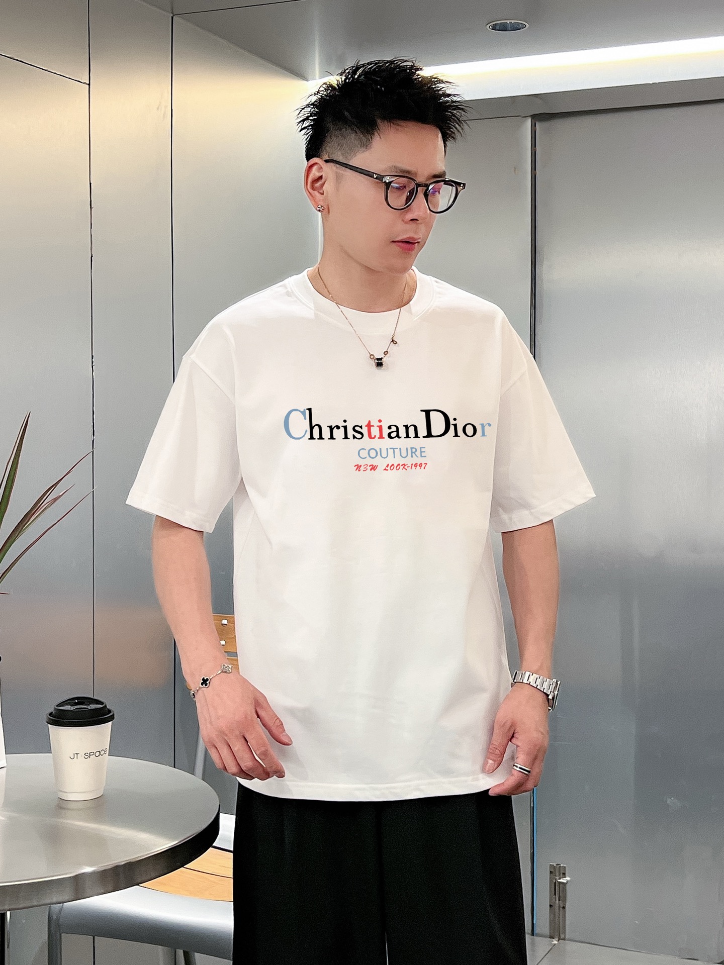 迪奥  新款字母印花双层重工短袖T桖  字母图案不管是T桖还是卫衣都是每年的爆款单品  前幅大面积印花采