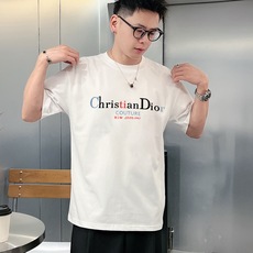 迪奥 新款字母印花双层重工短袖T桖 字母图案不管是T桖还是卫衣都是每年的爆款单品 前幅大面积印花采 迪奥 新款字母印花双层重工短袖T桖 字母图案不管是T桖还是卫衣都是每年的爆款单品 前幅大面积印花采