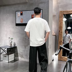 迪奥 新款字母印花双层重工短袖T桖 字母图案不管是T桖还是卫衣都是每年的爆款单品 前幅大面积印花采 迪奥 新款字母印花双层重工短袖T桖 字母图案不管是T桖还是卫衣都是每年的爆款单品 前幅大面积印花采
