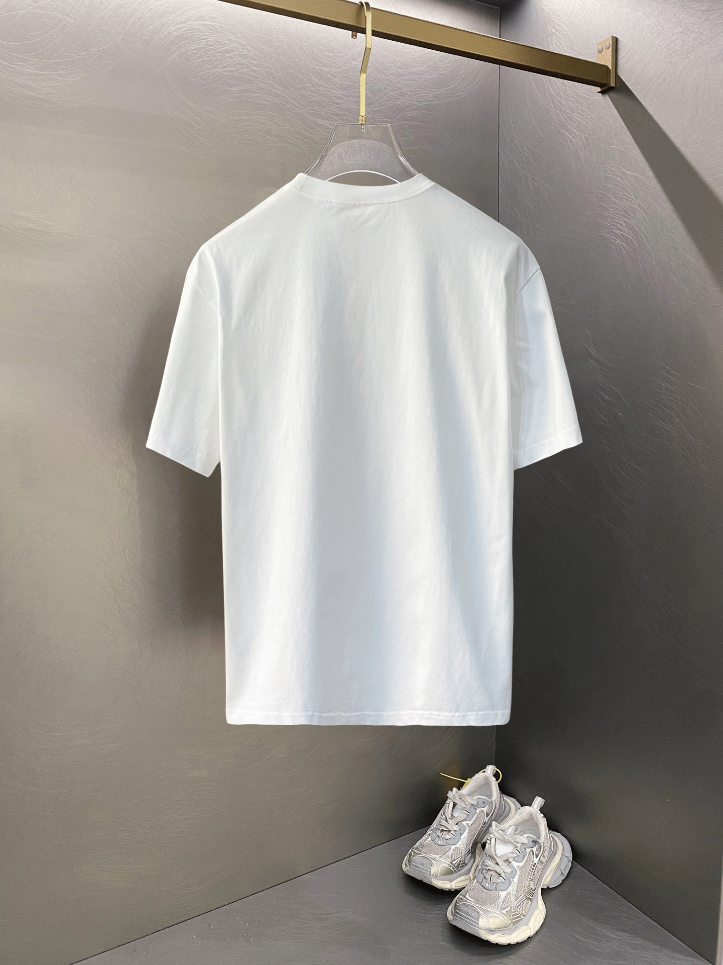 ￼ ￼ ACNE 新款字母印花双层重工短袖T桖 破洞设计 字母图案不管是T桖还是卫衣都是每年的爆款单品 