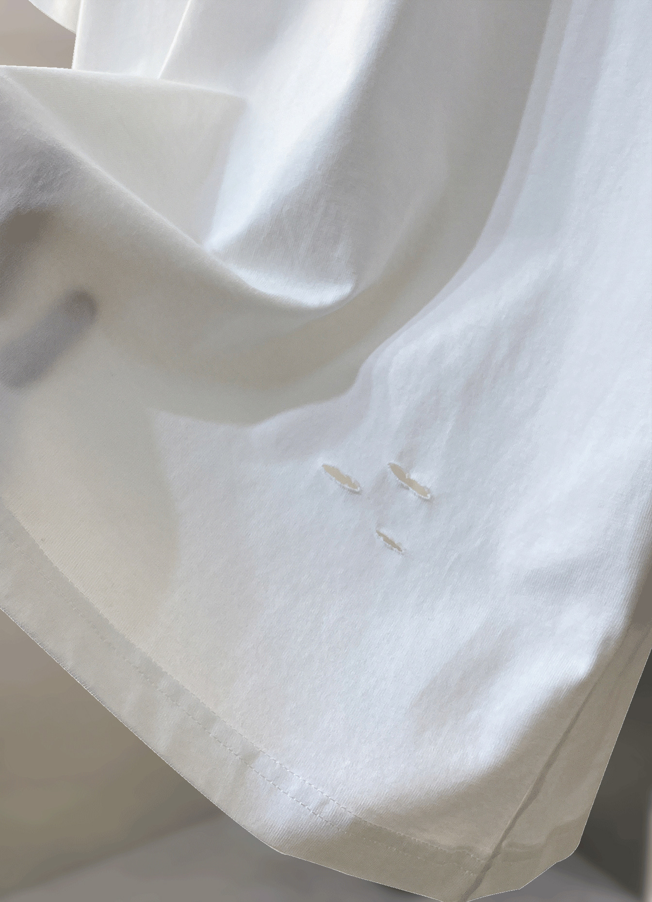 ￼ ￼ ACNE 新款字母印花双层重工短袖T桖 破洞设计 字母图案不管是T桖还是卫衣都是每年的爆款单品 