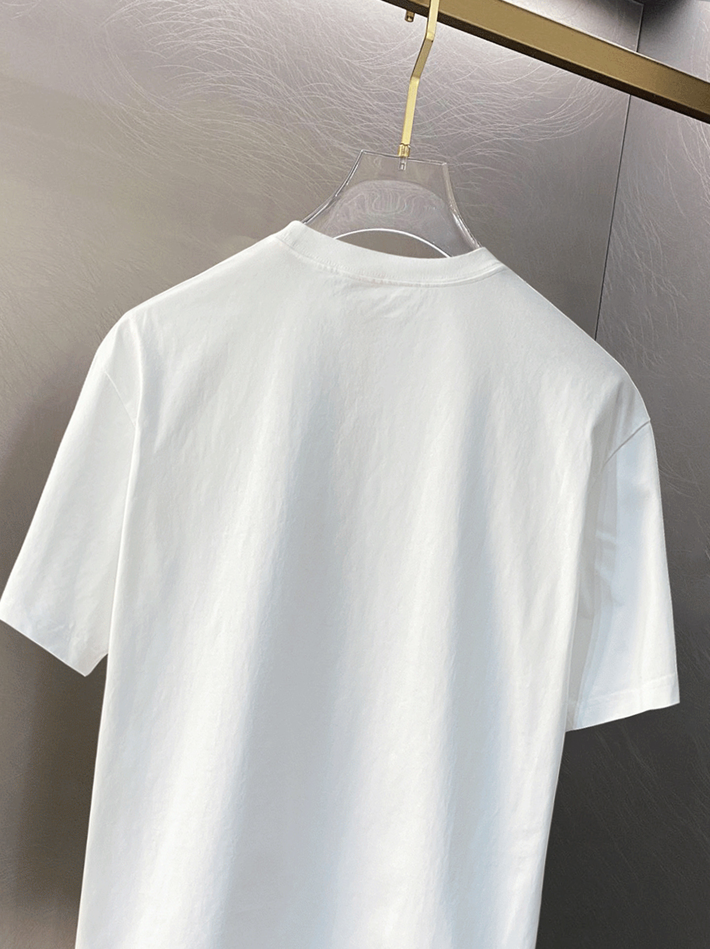 ￼ ￼ ACNE 新款字母印花双层重工短袖T桖 破洞设计 字母图案不管是T桖还是卫衣都是每年的爆款单品 