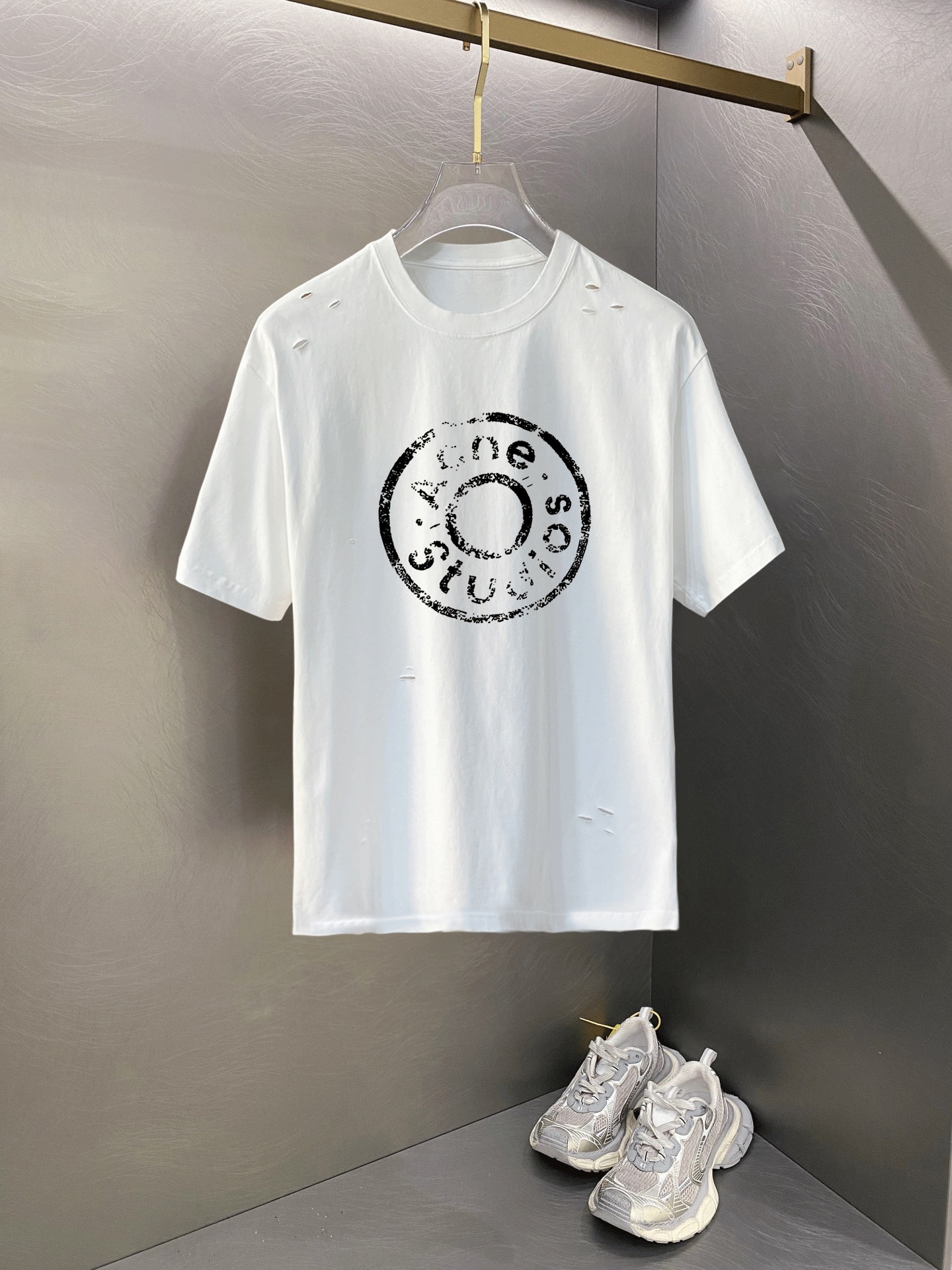 ￼ ￼ ACNE 新款字母印花双层重工短袖T桖 破洞设计 字母图案不管是T桖还是卫衣都是每年的爆款单品 